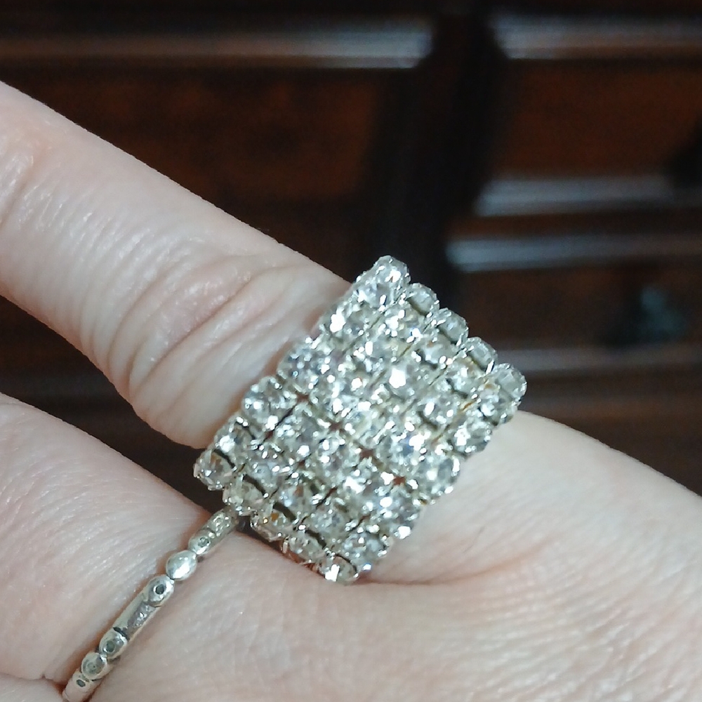 Stretchy Rhinestone Ring NWOT